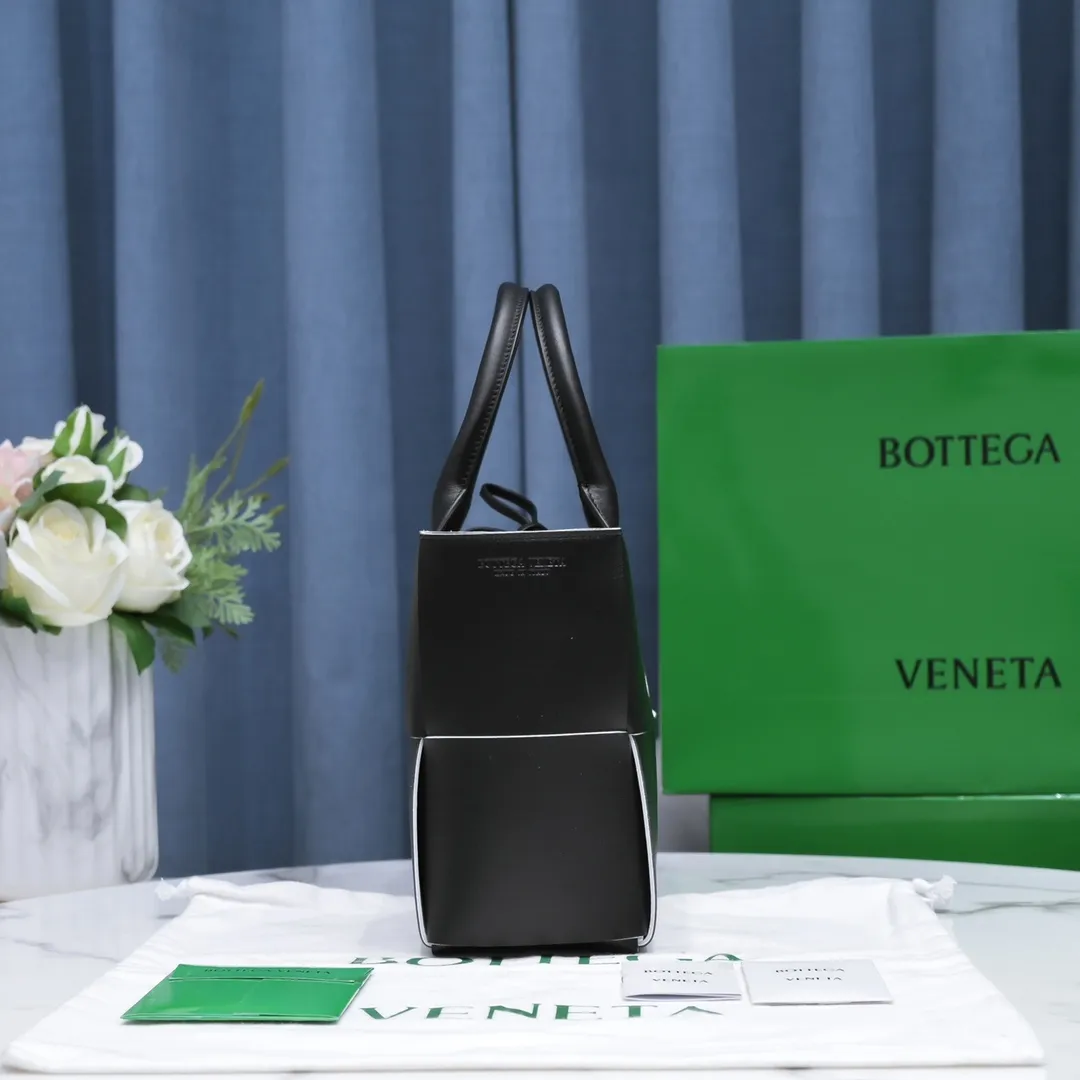 Batch 1760 medium arco, BottegaVeneta# official website latest cowhide leather with inner sheepskin SLIP tote handbag, and the logo has been changed to the side panel😍The oversized woven design really makes it a huge gap from ordinary tote bags🔗🔗Different color combinations inside and outside ⛓Daniel Lee leads the brand's DNA to continue to evolve with fresh inspiration🧬🧬showing a balanced style of luxury and reality👉: 30*20*12 Model: 9893#